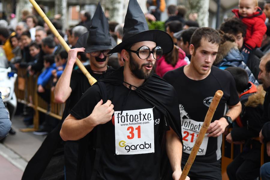 La San Silvestre de Beasain ha sido un año más un éxito tanto en participación como en l.a gente que ha seguido la prueba en directo animando a los corredores.