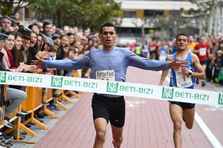 La San Silvestre de Beasain ha sido un año más un éxito tanto en participación como en l.a gente que ha seguido la prueba en directo animando a los corredores.