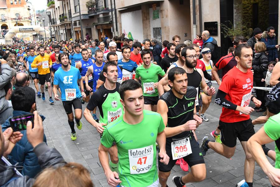 La San Silvestre de Beasain ha sido un año más un éxito tanto en participación como en l.a gente que ha seguido la prueba en directo animando a los corredores.
