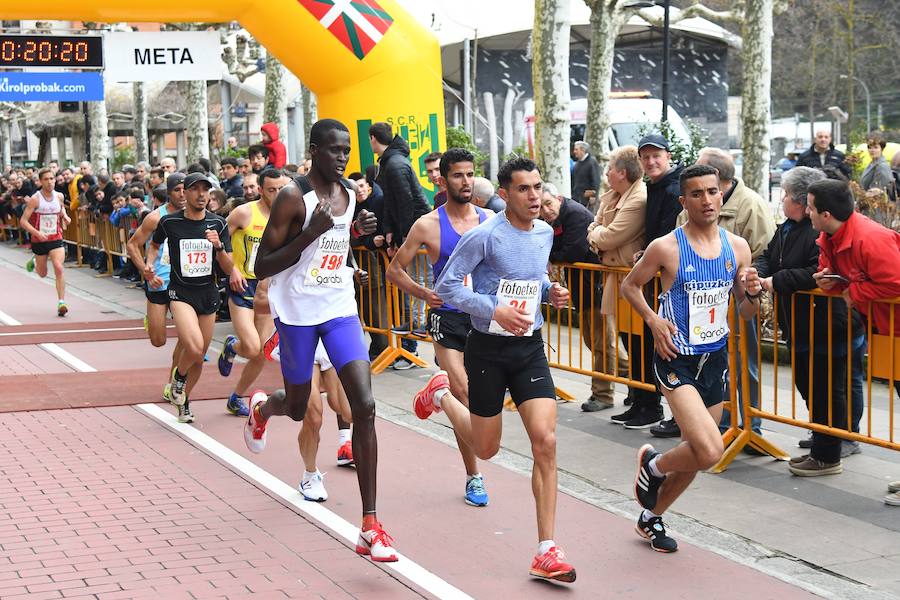 La San Silvestre de Beasain ha sido un año más un éxito tanto en participación como en l.a gente que ha seguido la prueba en directo animando a los corredores.