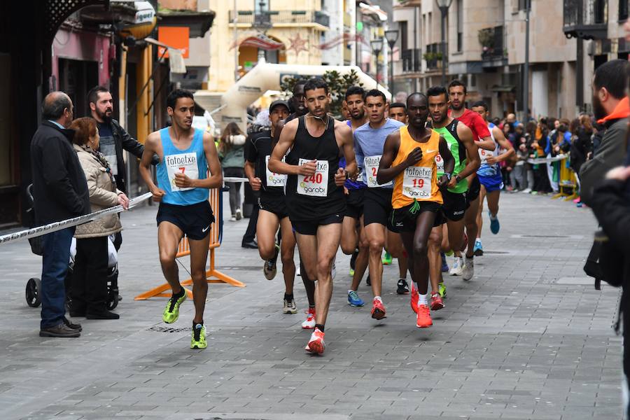 La San Silvestre de Beasain ha sido un año más un éxito tanto en participación como en l.a gente que ha seguido la prueba en directo animando a los corredores.