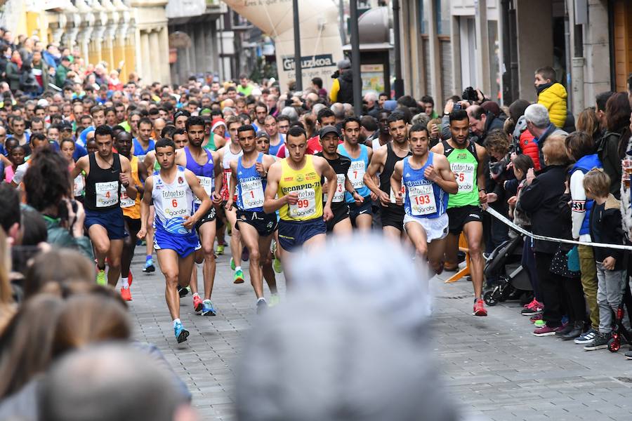 La San Silvestre de Beasain ha sido un año más un éxito tanto en participación como en l.a gente que ha seguido la prueba en directo animando a los corredores.