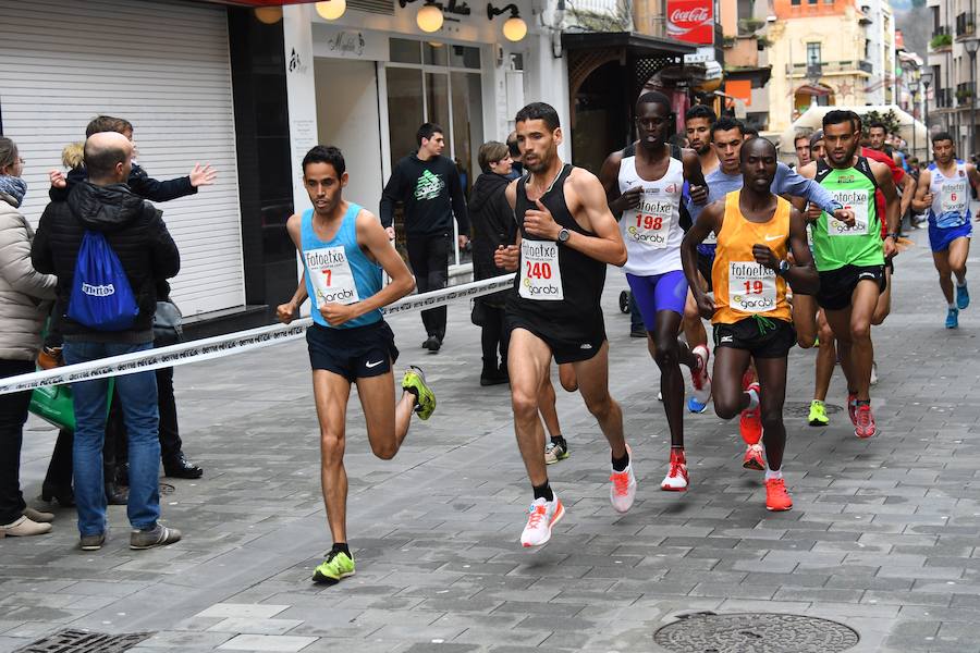 La San Silvestre de Beasain ha sido un año más un éxito tanto en participación como en l.a gente que ha seguido la prueba en directo animando a los corredores.
