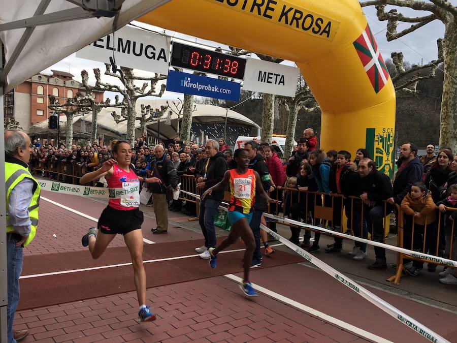 La San Silvestre de Beasain ha sido un año más un éxito tanto en participación como en l.a gente que ha seguido la prueba en directo animando a los corredores.