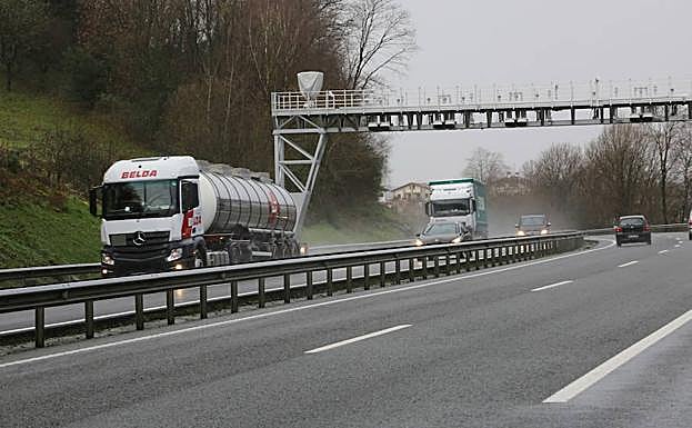 Dos camiones circulan bajo uno de los arcos del peaje en la N-1 este martes.