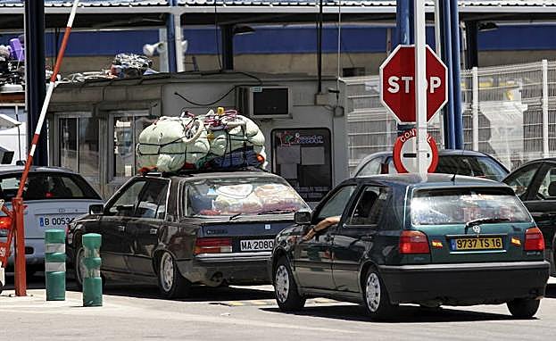 Vehículos en el puerto de Ceuta.