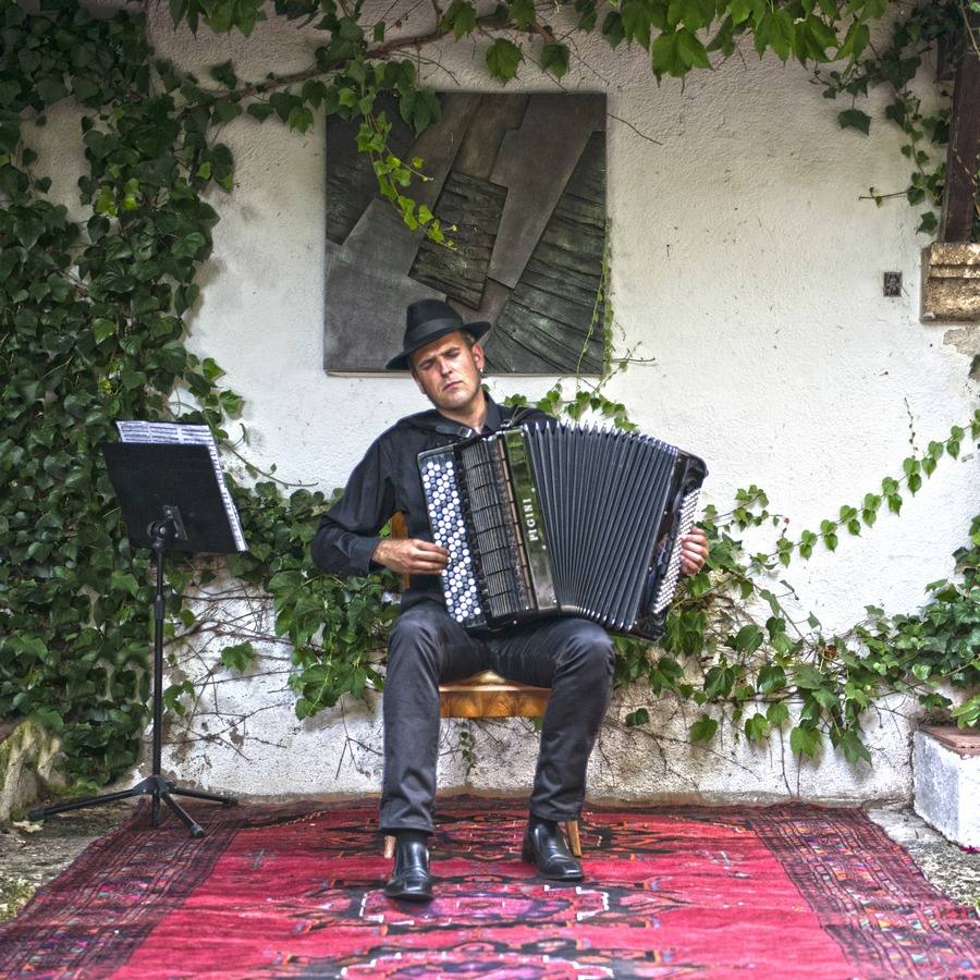 La música de este urretxuarra ha triunfado en un concurso de Polonia, seducido en China y aspira a conquistar América