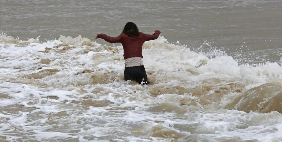 La costa guipuzcoana continúa en alerta naranja por temporal de mar. l Paseo Nuevo de San Sebastián permacerá cerrado hoy y el de Eduardo Chillida y el de Leizaola lo hará desde las 15 horas