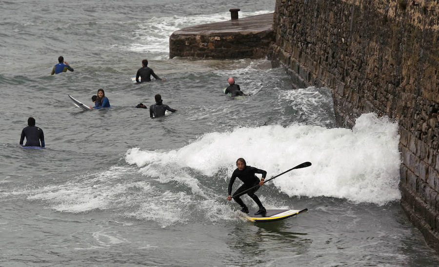 La costa guipuzcoana continúa en alerta naranja por temporal de mar. l Paseo Nuevo de San Sebastián permacerá cerrado hoy y el de Eduardo Chillida y el de Leizaola lo hará desde las 15 horas