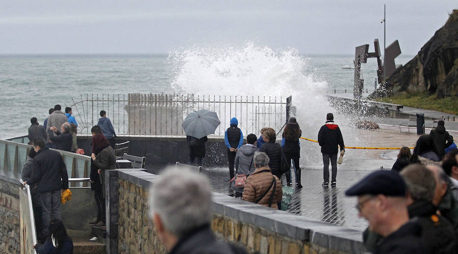 La costa guipuzcoana está en alerta naranja por olas de hasta seis metros. El mar ha golpeado con fuerza alguna enclaves de la capital guipuzcoana