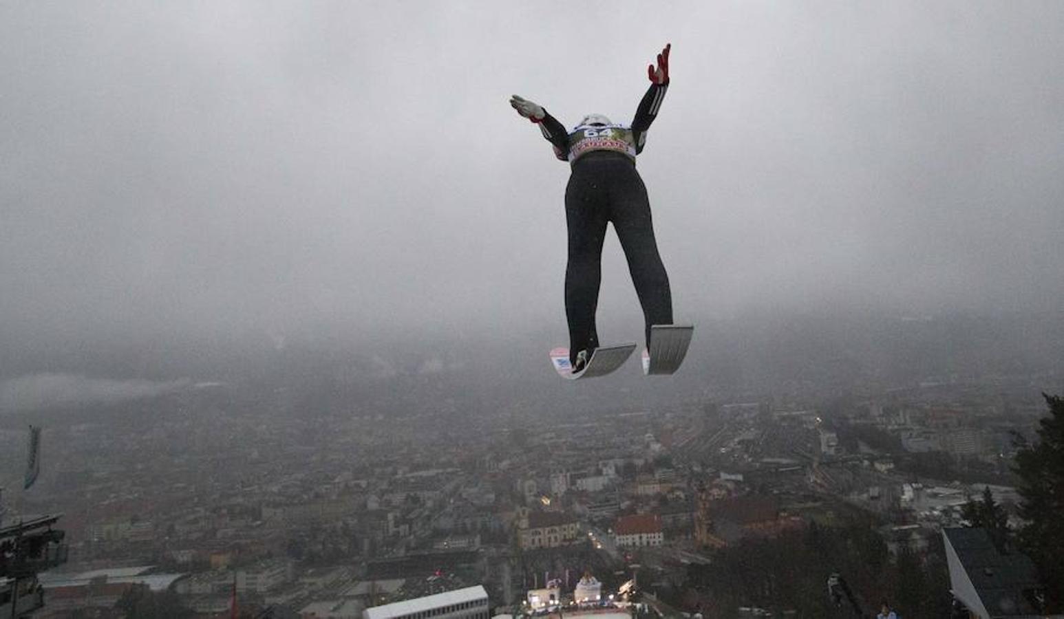 Los participantes saltan durante la ronda de entrenamiento de la tercera etapa en el 66 ° Torneo Four Hills en Innsbruck, Austria.