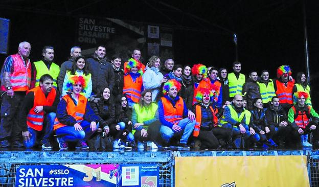 Organizadores y voluntarios, tras finalizar la prueba.
