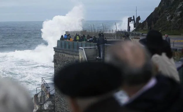 Imagen. Temporal de olas en San Sebastián