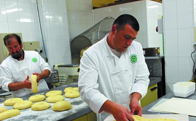 Por partes. José Mari Arbelaitz y Constantin Colta preparan la masa del roscón gigante.