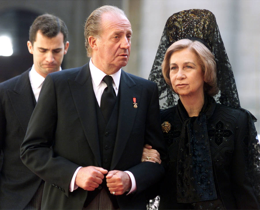 El rey Don Juan Carlos y la Reina Doña Sofía a la salida de el funeral de estado por la muerte de su madre Año 2000.