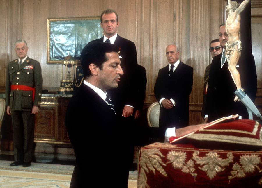 Adolfo Suárez jura su cargo como nuevo presidente del Gobierno en presencia del Rey Juan Carlos. Año 1976.