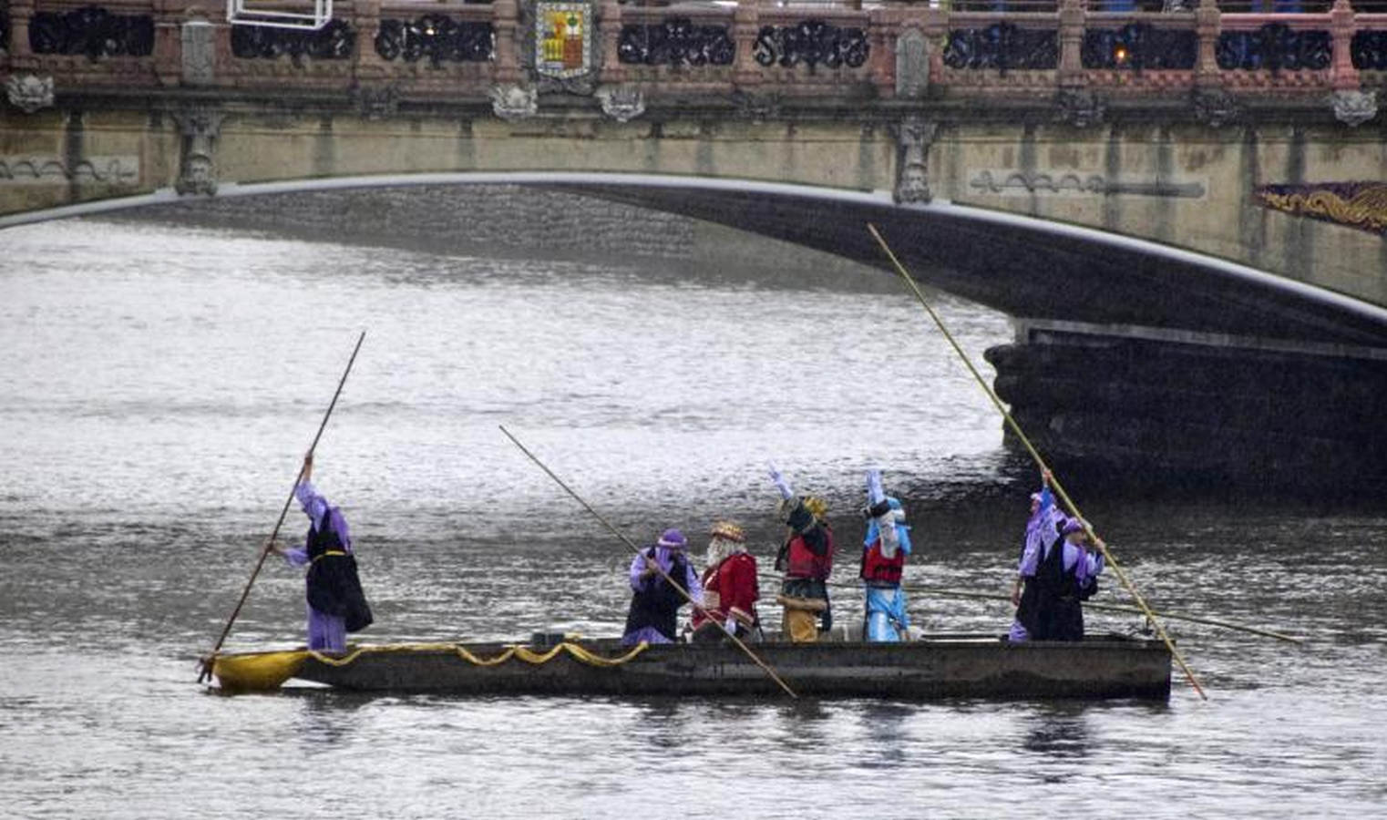 Los Reyes Magos han llegado este año por el río Urumea. Tras visitar el mercado navideño han iniciado una gira por los barrios, comenzando por Gros y sin dejarse el Hospital Donostia.