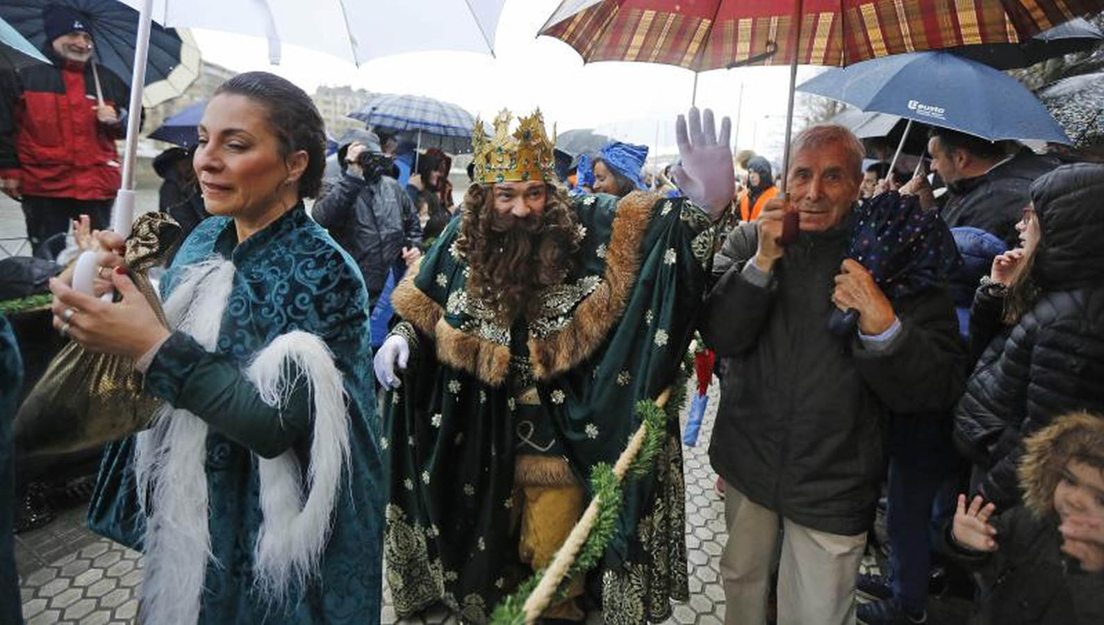 Los Reyes Magos han llegado este año por el río Urumea. Tras visitar el mercado navideño han iniciado una gira por los barrios, comenzando por Gros y sin dejarse el Hospital Donostia.