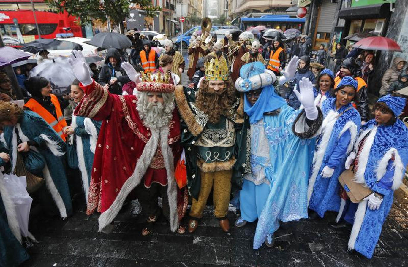 Los Reyes Magos han llegado este año por el río Urumea. Tras visitar el mercado navideño han iniciado una gira por los barrios, comenzando por Gros y sin dejarse el Hospital Donostia.