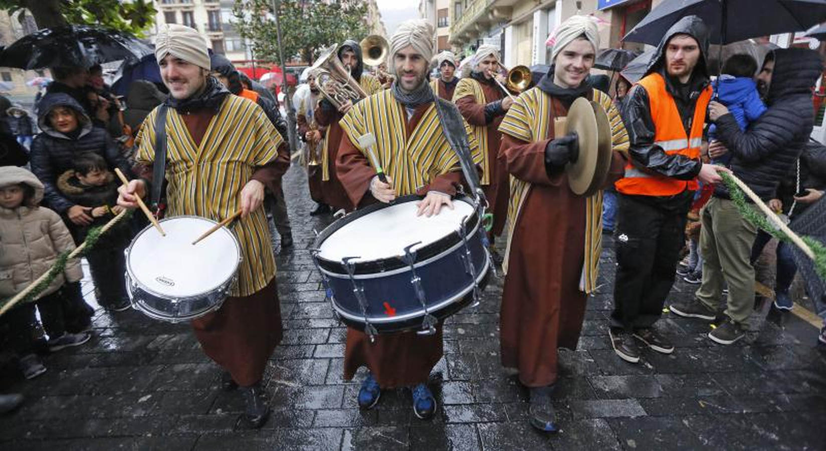 Los Reyes Magos han llegado este año por el río Urumea. Tras visitar el mercado navideño han iniciado una gira por los barrios, comenzando por Gros y sin dejarse el Hospital Donostia.