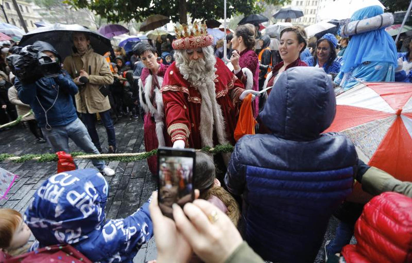 Los Reyes Magos han llegado este año por el río Urumea. Tras visitar el mercado navideño han iniciado una gira por los barrios, comenzando por Gros y sin dejarse el Hospital Donostia.