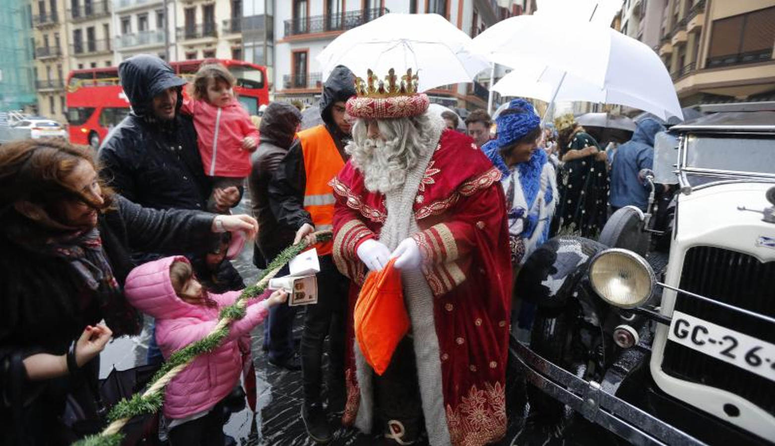 Los Reyes Magos han llegado este año por el río Urumea. Tras visitar el mercado navideño han iniciado una gira por los barrios, comenzando por Gros y sin dejarse el Hospital Donostia.