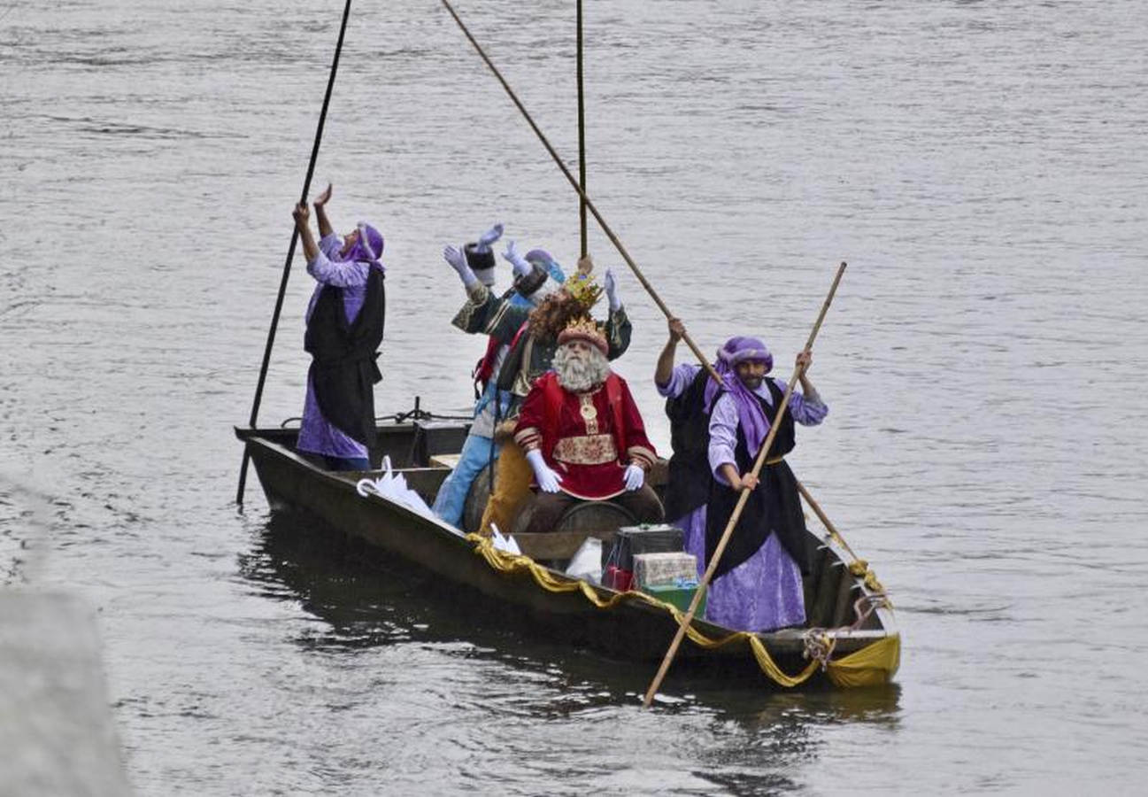 Los Reyes Magos han llegado este año por el río Urumea. Tras visitar el mercado navideño han iniciado una gira por los barrios, comenzando por Gros y sin dejarse el Hospital Donostia.