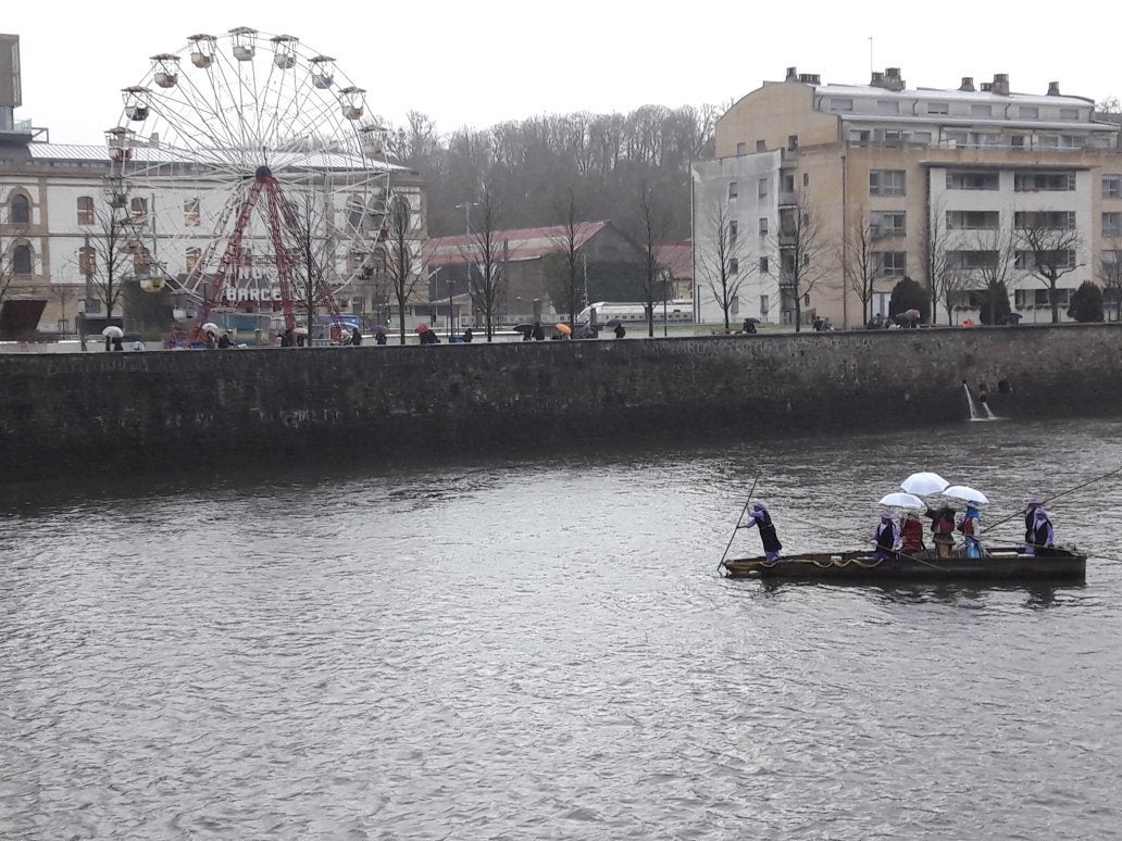 Los Reyes Magos han llegado este año por el río Urumea. Tras visitar el mercado navideño han iniciado una gira por los barrios, comenzando por Gros y sin dejarse el Hospital Donostia.