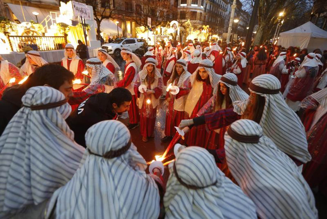 Las carrozas de los Reyes Magos han desfilado por las calles donostiarras repartiendo magia, ilusión y caramelos.