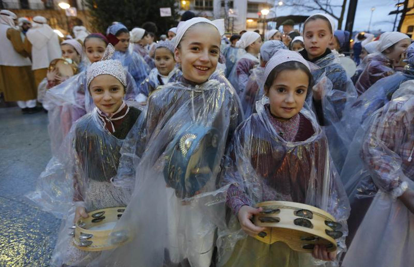 Las carrozas de los Reyes Magos han desfilado por las calles donostiarras repartiendo magia, ilusión y caramelos.