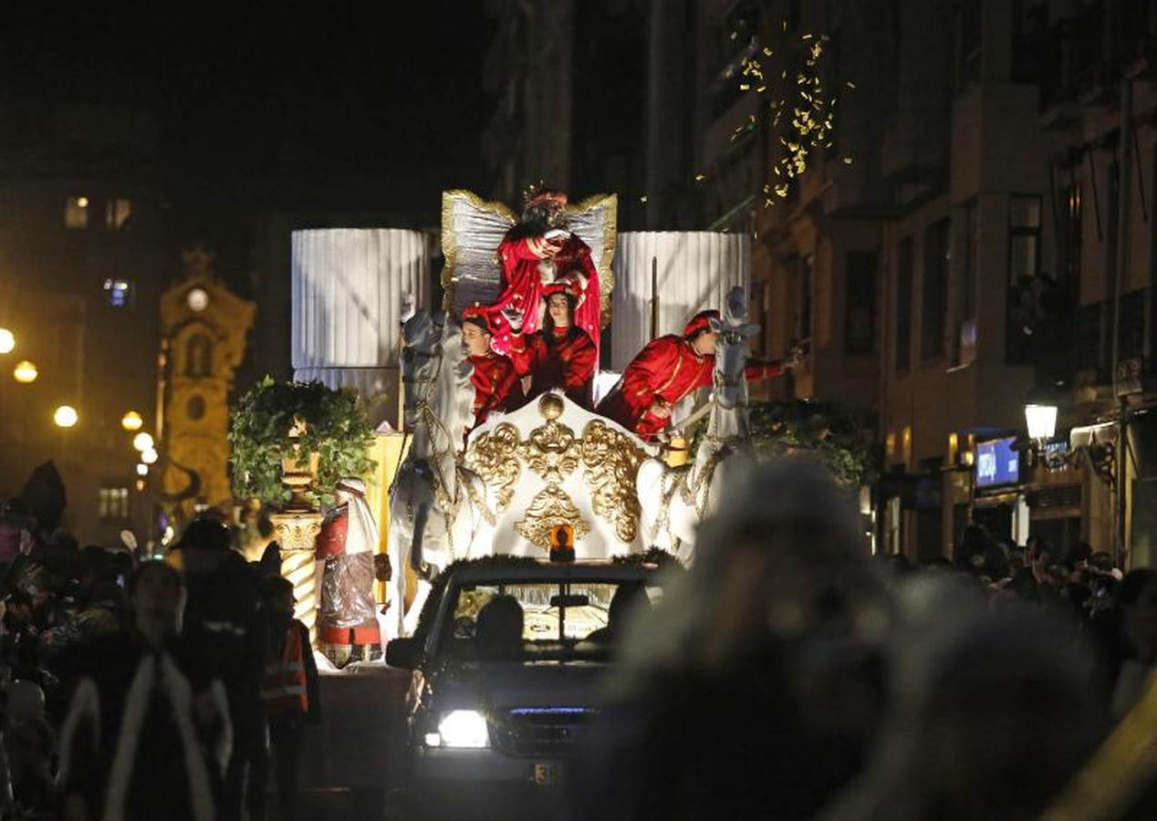 Las carrozas de los Reyes Magos han desfilado por las calles donostiarras repartiendo magia, ilusión y caramelos.