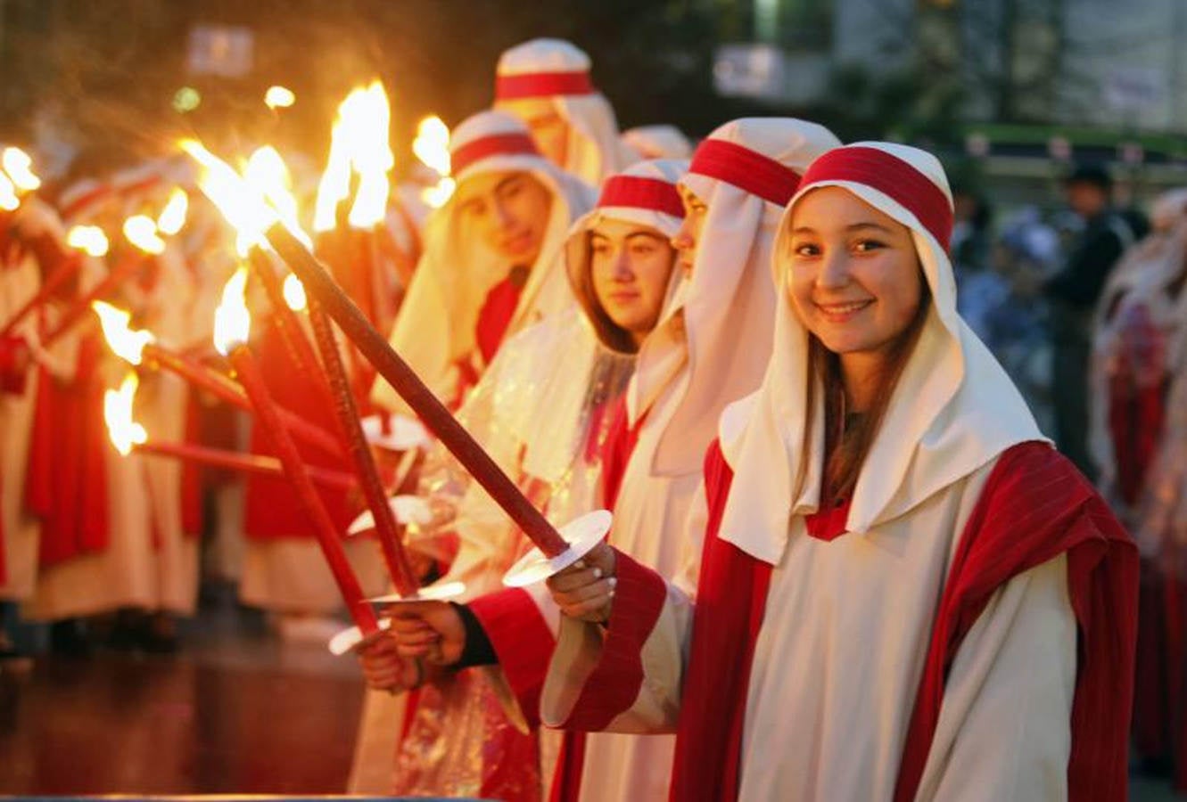 Las carrozas de los Reyes Magos han desfilado por las calles donostiarras repartiendo magia, ilusión y caramelos.