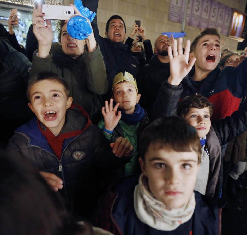 Las carrozas de los Reyes Magos han desfilado por las calles donostiarras repartiendo magia, ilusión y caramelos.