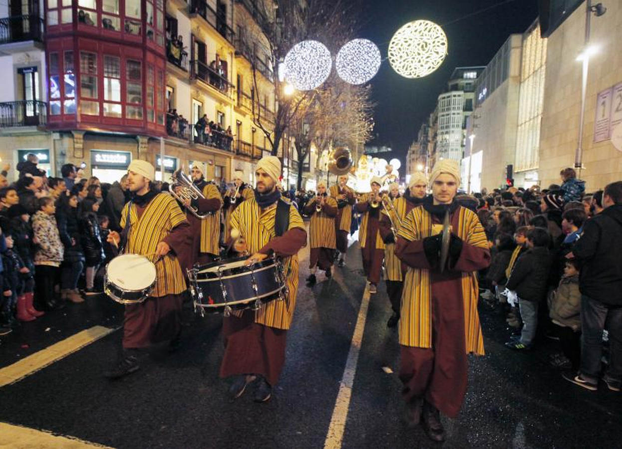 Las carrozas de los Reyes Magos han desfilado por las calles donostiarras repartiendo magia, ilusión y caramelos.