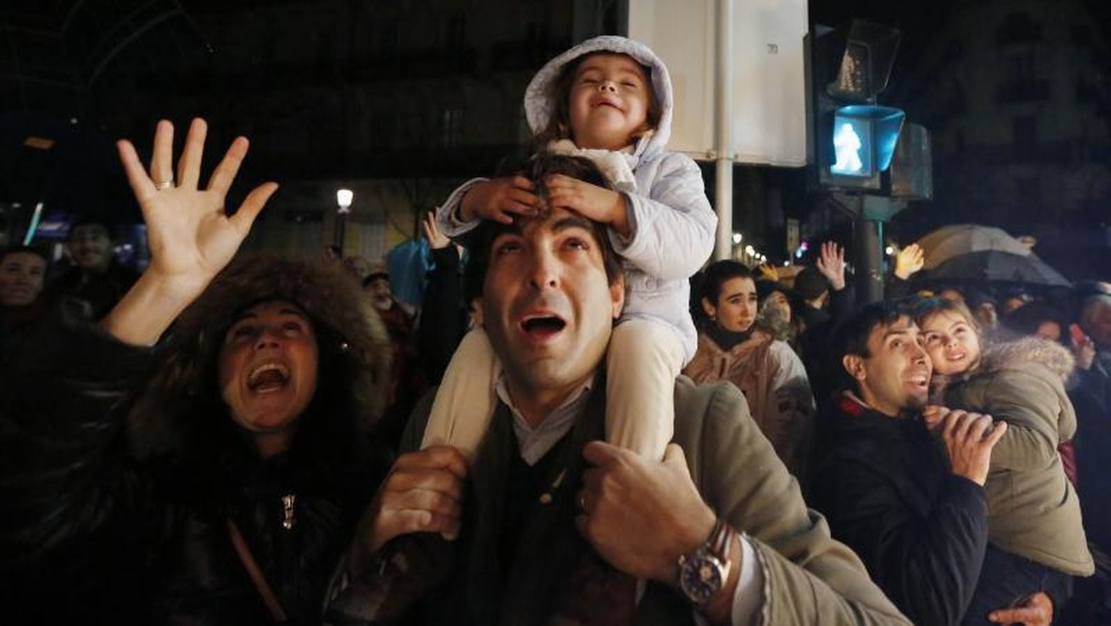Las carrozas de los Reyes Magos han desfilado por las calles donostiarras repartiendo magia, ilusión y caramelos.
