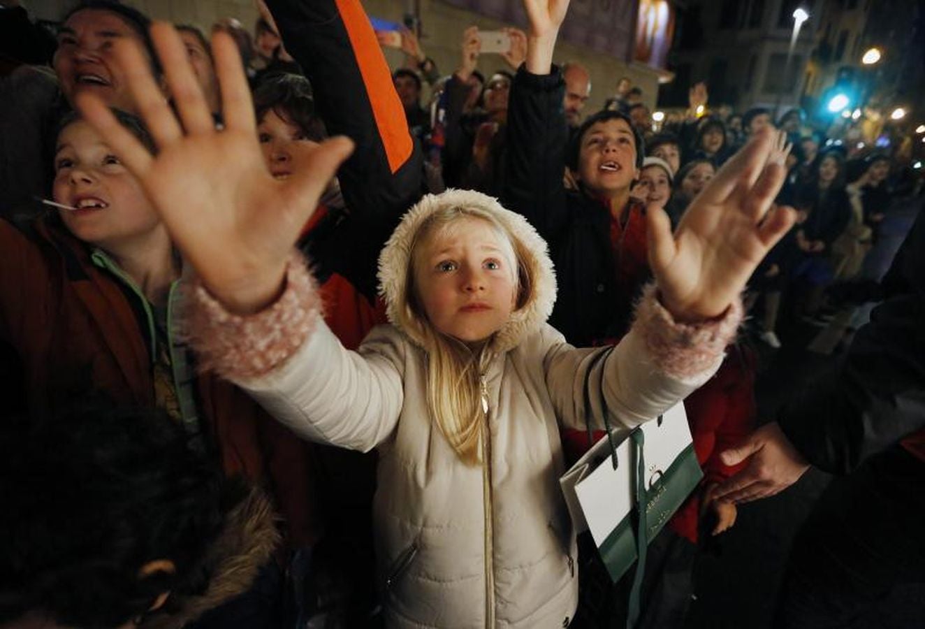 Las carrozas de los Reyes Magos han desfilado por las calles donostiarras repartiendo magia, ilusión y caramelos.