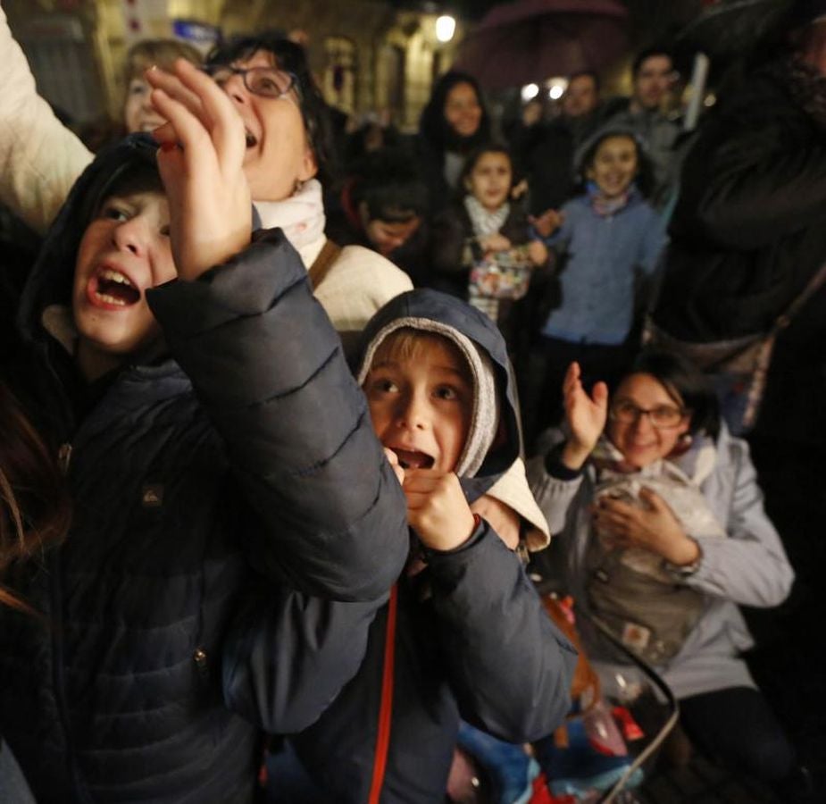 Las carrozas de los Reyes Magos han desfilado por las calles donostiarras repartiendo magia, ilusión y caramelos.