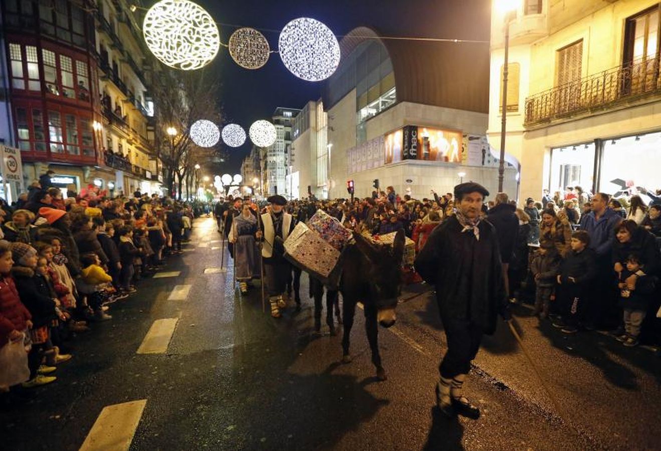 Las carrozas de los Reyes Magos han desfilado por las calles donostiarras repartiendo magia, ilusión y caramelos.