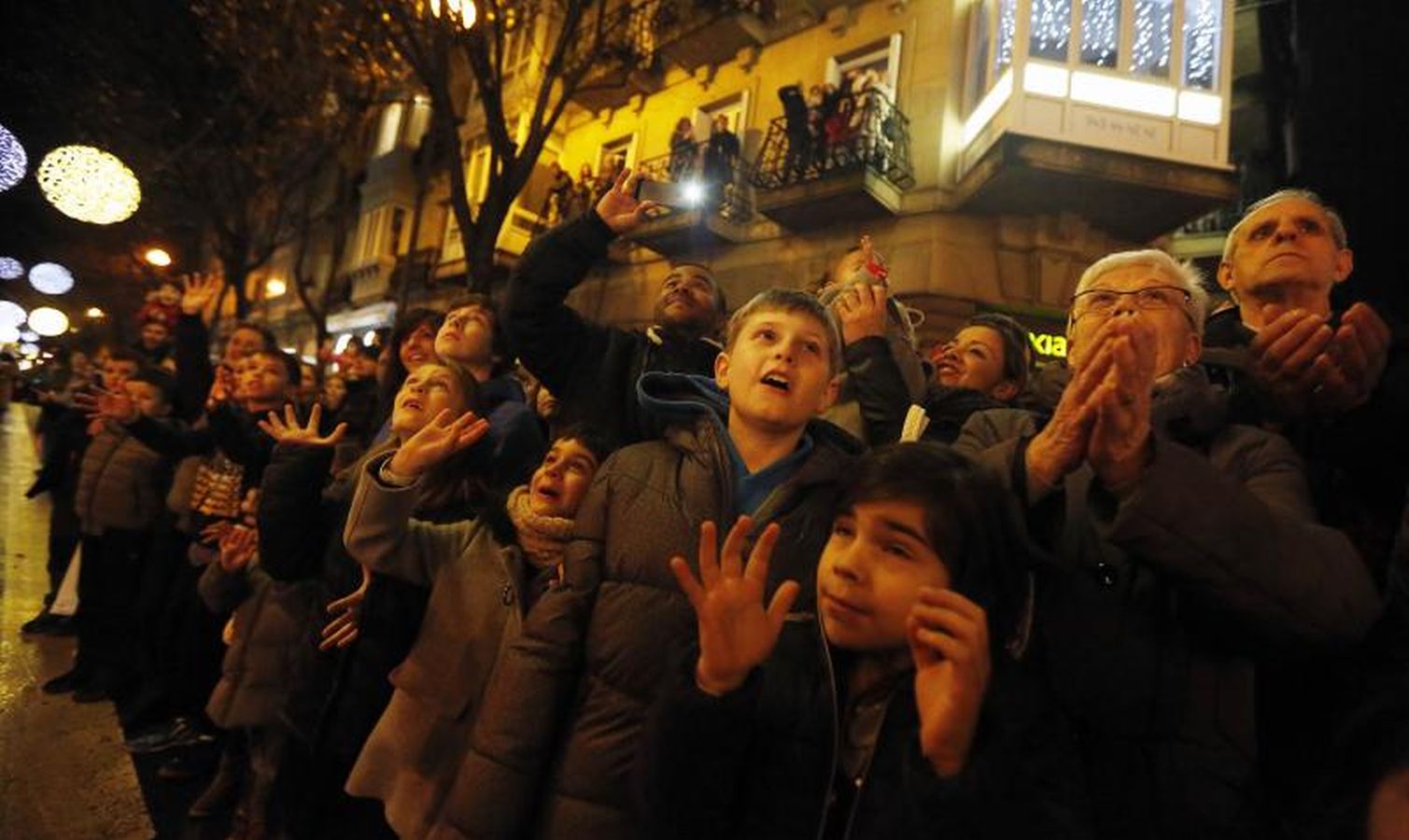 Las carrozas de los Reyes Magos han desfilado por las calles donostiarras repartiendo magia, ilusión y caramelos.