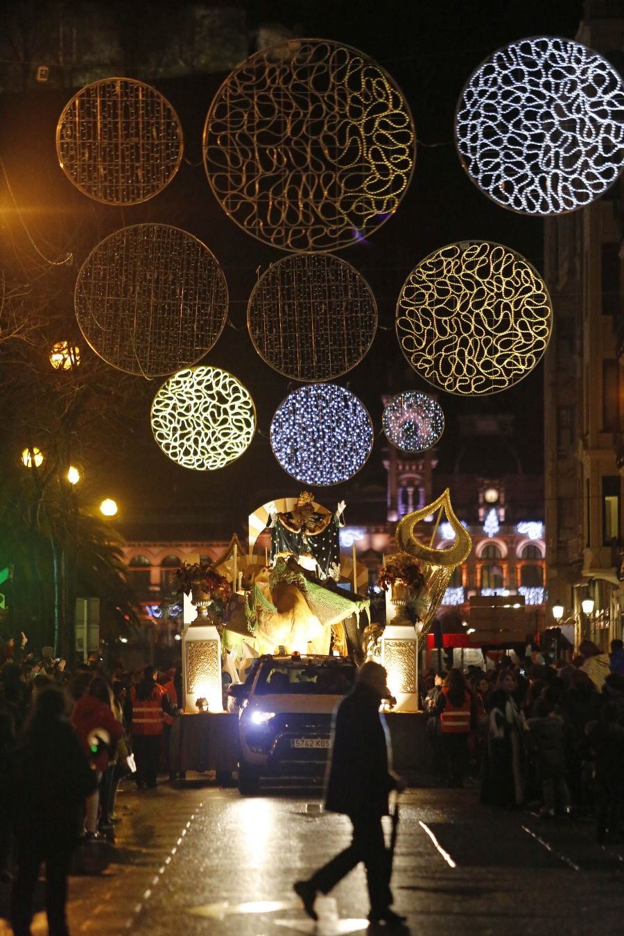 Las carrozas de los Reyes Magos han desfilado por las calles donostiarras repartiendo magia, ilusión y caramelos.