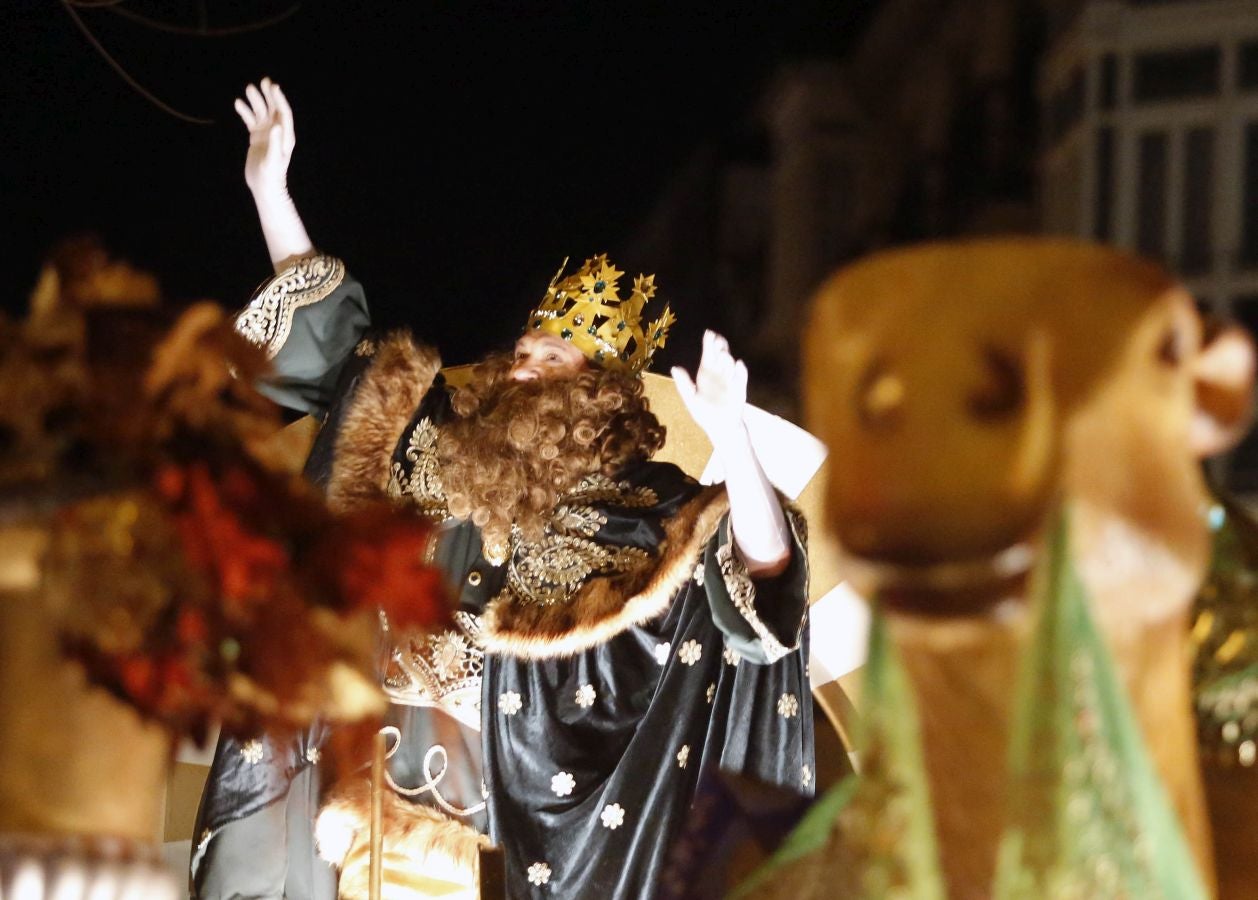 Las carrozas de los Reyes Magos han desfilado por las calles donostiarras repartiendo magia, ilusión y caramelos.