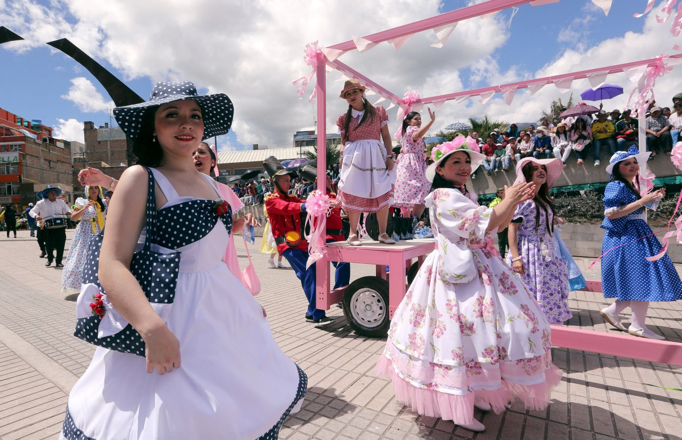 El Carnaval de Negros y Blancos inunda de color, alegría y bailes las calles de la localidad colombiana de Pasto