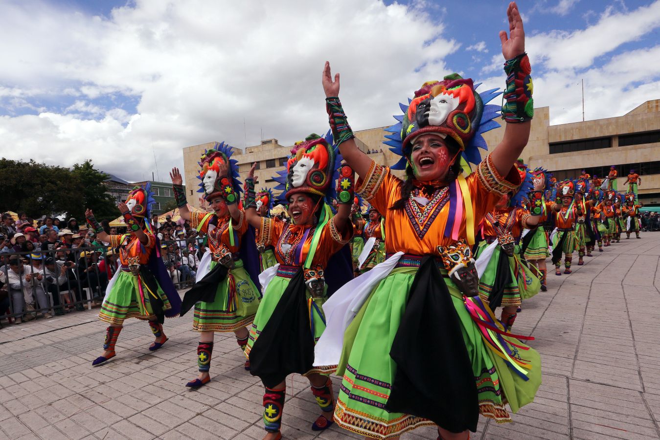 El Carnaval de Negros y Blancos inunda de color, alegría y bailes las calles de la localidad colombiana de Pasto