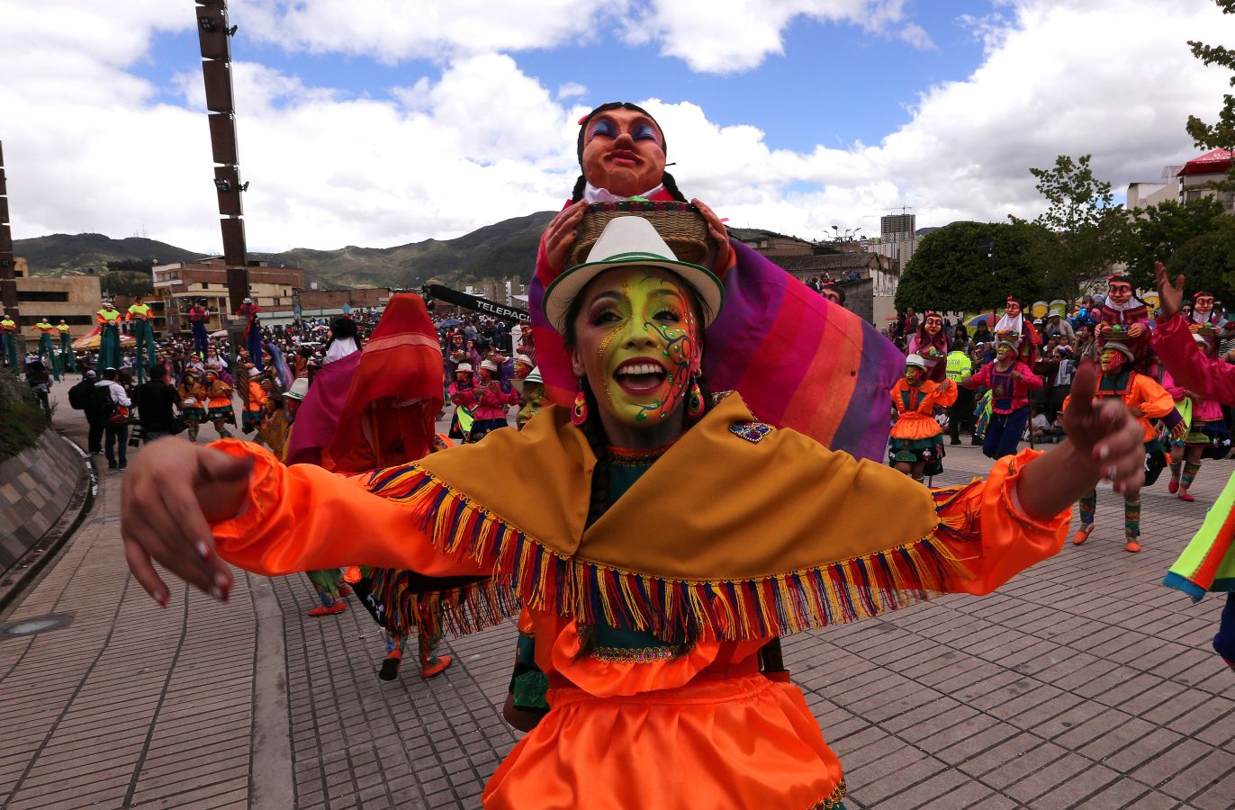 El Carnaval de Negros y Blancos inunda de color, alegría y bailes las calles de la localidad colombiana de Pasto