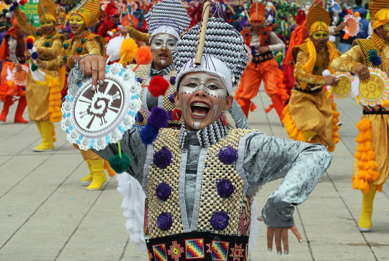 El Carnaval de Negros y Blancos inunda de color, alegría y bailes las calles de la localidad colombiana de Pasto