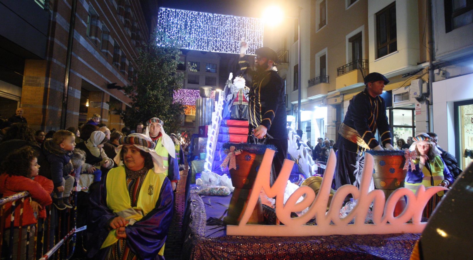 Melchor, Gaspar y Baltasar han recorrido las principales calles de la localidad, aclamados por los más pequeños