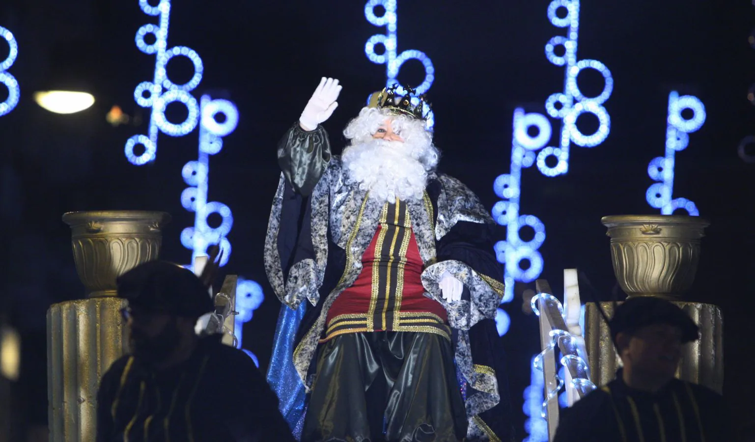 Melchor, Gaspar y Baltasar han recorrido las principales calles de la localidad, aclamados por los más pequeños