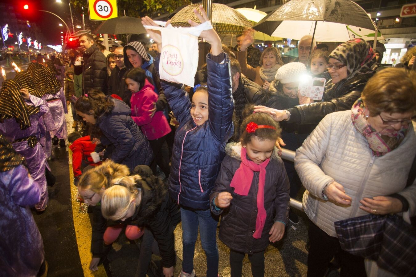 Numerosos niños han acudido a la estación de tren a recibir a sus Majestades