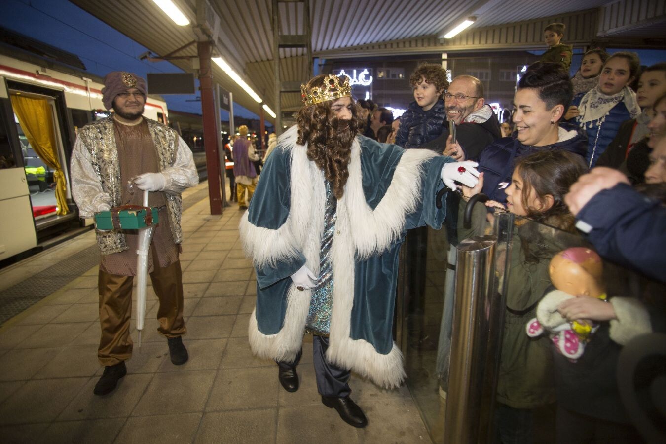 Numerosos niños han acudido a la estación de tren a recibir a sus Majestades