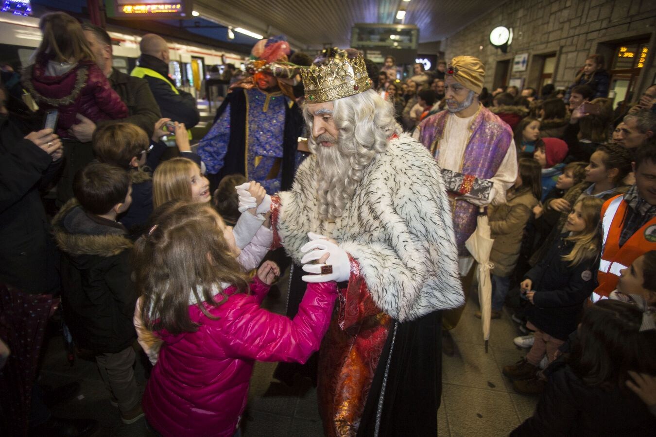 Numerosos niños han acudido a la estación de tren a recibir a sus Majestades